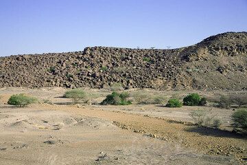 Travelling along the Rift Valley, we encounter large fields block lavas, often truncated by faults caused by the rifting. (Photo: Tom Pfeiffer)