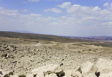 164 m au dessus du niveau de la mer. Le chemin de terre serpente en descendant dans le désert de Danakil. À environ -120 sous le niveau de la mer, c'est l'une des zones terrestres les plus basses de la planète. (Photo: Tom Pfeiffer)