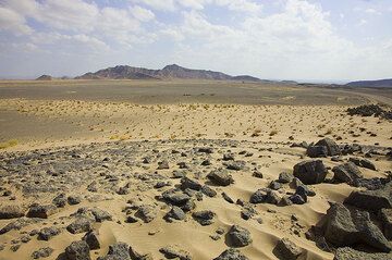 0 m d'altitude Bien que nous ne soyons pas encore au fond, nous sommes déjà dans le désert du Danakil, ici dans une partie où le vent a accumulé du sable. (Photo: Tom Pfeiffer)