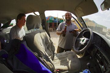 Grande Said! Our (excellent!) 4x4 driver doesn't miss out the chance to get us a fresh cold beer at a snack bar in the middle of nowhere! (Photo: Tom Pfeiffer)