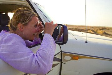 Karinna in ihrem Lieblingsort, der Wüste. (Photo: Tom Pfeiffer)