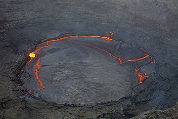 View from the caldera floor onto the almost circular lava lake, about 75m in diameter. (Photo: Tom Pfeiffer)