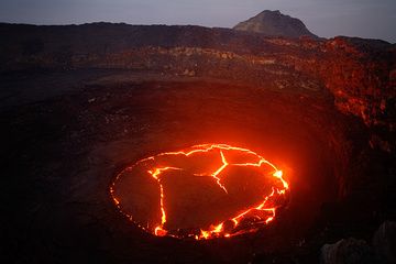 Blaue Stunde (eigentlich sind es nur 20 Minuten!) vor Sonnenaufgang: Rot der Lava und Blau des Himmels... (Photo: Tom Pfeiffer)