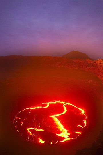 The lava lake in twilight. (Photo: Tom Pfeiffer)