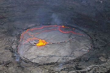 Lava fountain erupting in the middle of the lava lake. (Photo: Tom Pfeiffer)