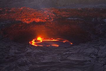 Vista hacia el lago de lava a través de la terraza inferior desde el norte. (Photo: Tom Pfeiffer)