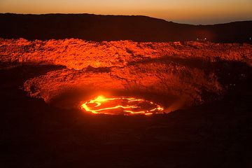 Erta Ale's lava lake at dusk (Photo: Tom Pfeiffer)