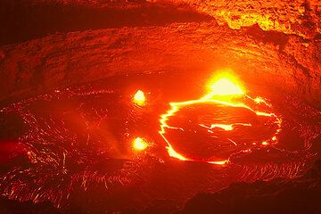The lava lake gives us a "bonus" during the last night, overflowing its lower terrace.  (Photo: Tom Pfeiffer)