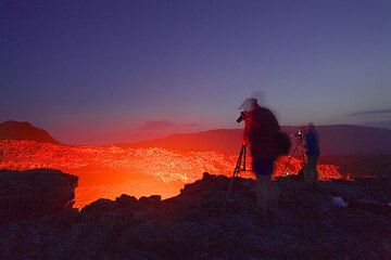 The last light vanishes from the evening sky. Franz and Frank take photos of the lava lake. (Photo: Tom Pfeiffer)