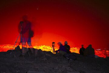 Durant nos 3 jours et 3 nuits, nous passons d'innombrables heures à simplement observer le lac de lave la nuit. (Photo: Tom Pfeiffer)