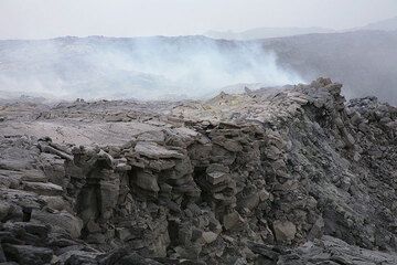 Strong fumaroles near the rim of the (inactive) northern pit. (Photo: Tom Pfeiffer)