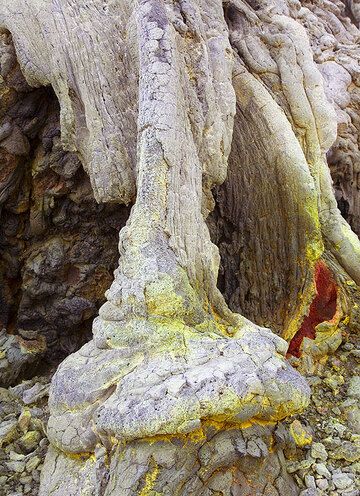 Miniature vertical lava tubes have formed around the base of the hornito. (Photo: Tom Pfeiffer)