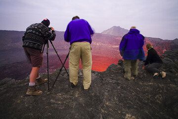 Wenn sich der Sonnenuntergang ankündigt, tauchen die Stative und dazugehörigen Fotographen auf. (Photo: Tom Pfeiffer)