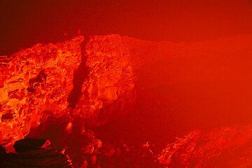 At night, Franz turns into another monument - fixed at "his" premium spot, he is transfixed by the ever changing lava lake. (Photo: Tom Pfeiffer)