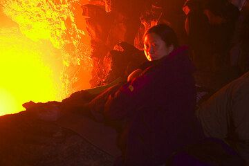 After a short dinner break, most of us are back on the rim. Ira and Stefan are well equipped for another night of lava cinema! (Photo: Tom Pfeiffer)