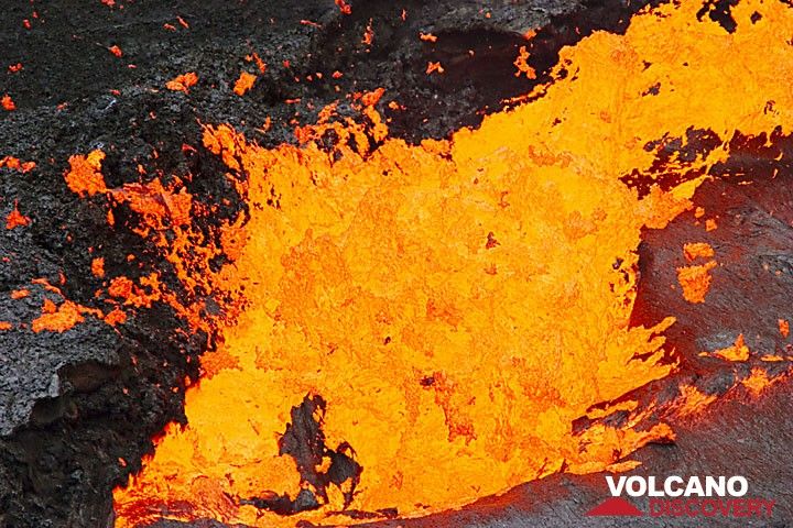From time to time, large gas bubbles explode at the N rim of the lava lake. (Photo: Tom Pfeiffer)