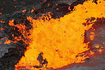 Di tanto in tanto, grandi bolle di gas esplodono sul bordo N del lago di lava. (Photo: Tom Pfeiffer)