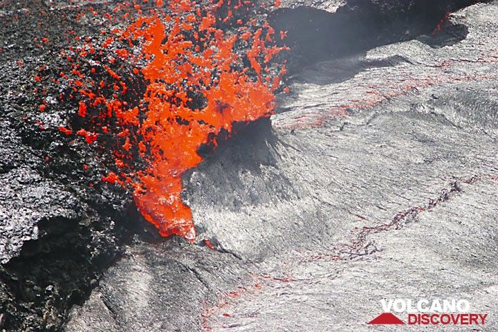 An exploding bubble of gas disrupts the crust of the lava lake. (Photo: Tom Pfeiffer)