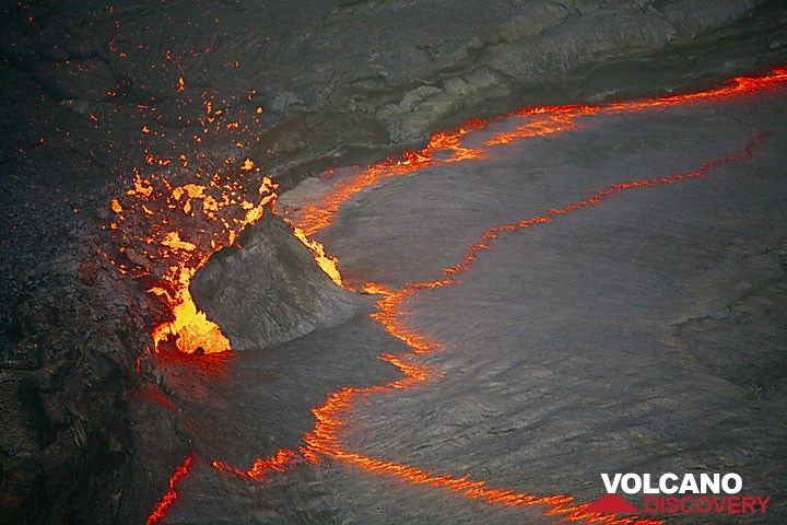 Magma bubble disrupting the crust of the lava lake. (Photo: Tom Pfeiffer)