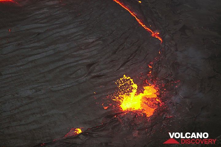 Gasblase bricht an der Oberfläche des Lavasees aus (Photo: Tom Pfeiffer)