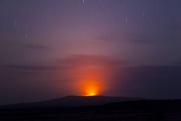 Dans le court repos de la nuit dans le désert, le rougeoiement de l’Erta Ale au nord donne une apparence prometteuse... (Photo: Tom Pfeiffer)