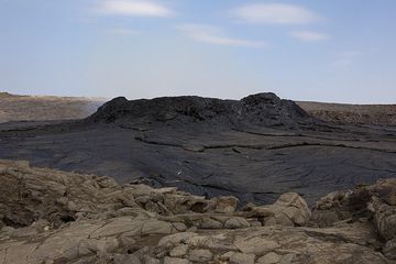 View from the higher, still existing southern crater rim towards the center of the crater, where a ca. 5 m high ring wall contains the lava lake. (Photo: Tom Pfeiffer)