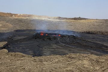 Während die Lava innerhalb der Ringwand vom Nordrand aus verborgen bleibt, ist sie vom kleinen Schlackenkegel südlich des Kraters aus kaum sichtbar. Der Blick geht nach Norden über den Südkrater. (Photo: Tom Pfeiffer)