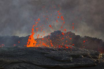 Des bulles de magma explosives à la surface du lac de lave créent les cheveux de Pelé (Photo: Tom Pfeiffer)