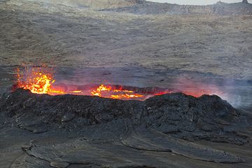 The lava in the lake has risen and is violently boiling. In intervals of about 20-30 minutes, the level of the lava periodically rises and falls, corresponding to periods of stronger and weaker degassing. (Photo: Tom Pfeiffer)