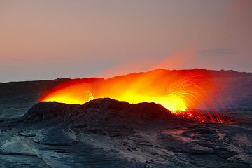 The strong lava glow becomes visible in the evening. Viewpoint is from the southern rim (25 Nov) (Photo: Tom Pfeiffer)