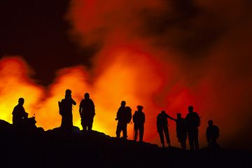 Silhouettes of a group watching the lava lake. (Photo: Tom Pfeiffer)