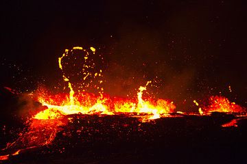 At night, the lava level rises enough to produce small overflows to the E. (Photo: Tom Pfeiffer)