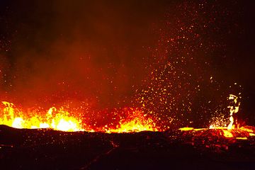 The boiling surface of the lava lake immediately after the small overflows. (Photo: Tom Pfeiffer)