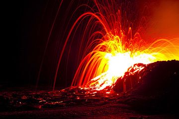 Exploding bubbles at night are too bright for photos. Much of the bubble of lava ends outside the ring wall and forms a small overflow. (Photo: Tom Pfeiffer)