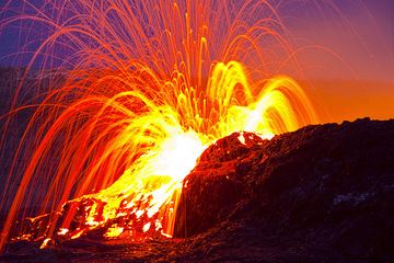 Powerful lava fountains shower the rim of the wall and cause a small overflow of lava. (Photo: Tom Pfeiffer)