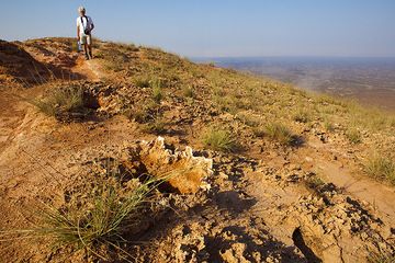 Roland geht über ein Gebiet am nördlichen Rand der Caldera, wo feuchte Fumarolen vorhanden sind und bizarre Formationen auf dem weichen Boden bilden. (Photo: Tom Pfeiffer)