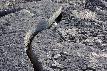 Crack in the crust of an old lava flow. (Photo: Tom Pfeiffer)