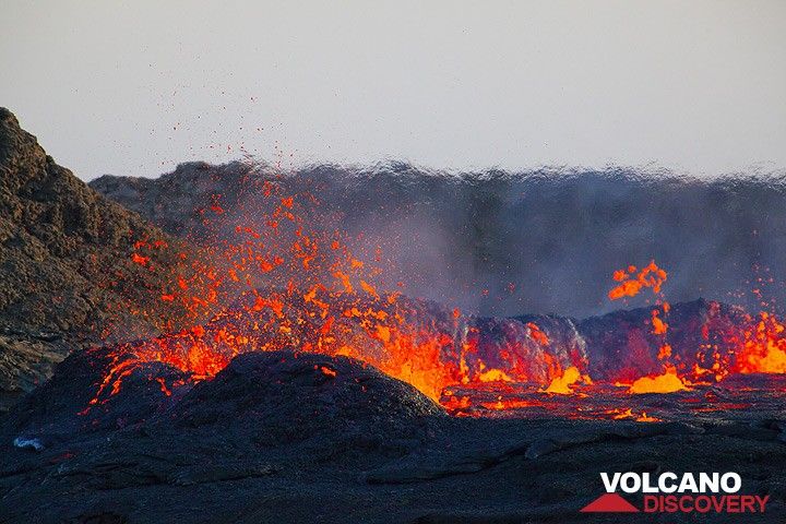 The boiling surface of the lake produces spectacular lava fountains. (Photo: Tom Pfeiffer)