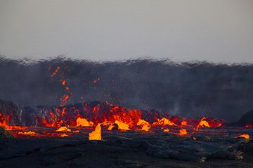 The lava lake is filled to the rim with boiling lava, its walls ready to burst and let out the fiery inferno. (Photo: Tom Pfeiffer)