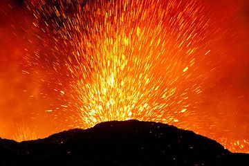 Explosions from the lake look like strombolian fireworks. Strong degassing ejects glowing spatter up to 20-30 m height. (Photo: Tom Pfeiffer)