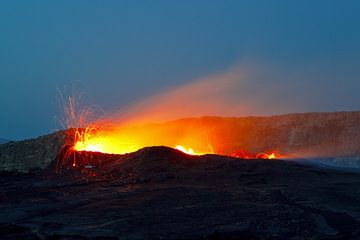 Late evening on 26 Nov from what is left of the S crater rim. (Photo: Tom Pfeiffer)