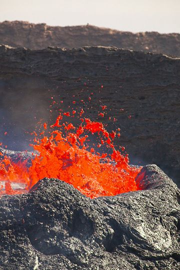 Magmatisches Gas entweicht aus dem Lavasee und erzeugt spektakuläre Fontänen. Die flüssige Lava wird viele Meter in die Luft geschleudert und zerplatzt in tausende Bruchstücke. Wenn flüssige Stücke durch das expandierende austretende Gas zerrissen werden, wird Lava oft in dünne glasige Fäden, sogenannte Pele-Haare, gerissen. (Photo: Tom Pfeiffer)