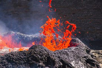 Bas bubbles bursting on the surface of the lava lake. (Photo: Tom Pfeiffer)