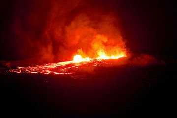 Zwei größere Überläufe ereignen sich in der Nacht vom 27.-28. November. Der erste, hier im Foto, zerreißt den südlichen Teil des Ringwalls und überströmt die Gegend südlich des Kraters mit neuer Lava. (Photo: Tom Pfeiffer)