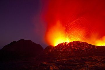 Erupting Erta Ale volcano (Photo: Tom Pfeiffer)