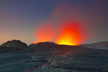 Dawn over the lava lake on the morning of 28 Nov. The position is the end of the still standing southern crater rim. (Photo: Tom Pfeiffer)