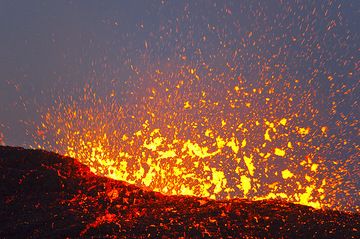 Lavaexplosionen aus dem Lavasee. Insgesamt schien die Aktivität des Vulkans vom 25. bis 28. November zuzunehmen. Heftig explodierende Gasblasen lassen den See wie ein stundenlanges strombolianisches Feuerwerk aussehen. Lava fliegt jetzt oft bis zu 50 m oder mehr ... (Photo: Tom Pfeiffer)