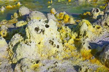 On peut entendre de l'eau acide bouillonner sous la surface de l'une des sources du champ hydrothermal de Dallol, en Éthiopie. (Photo: Tom Pfeiffer)