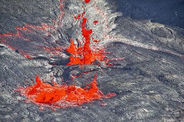 Une deuxième fontaine de lave commence à proximité de l'autre. (Photo: Tom Pfeiffer)