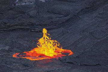 Lava fountain (Photo: Tom Pfeiffer)